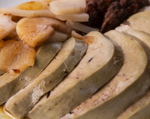 Husacia pečienka s jablkami a hroznom